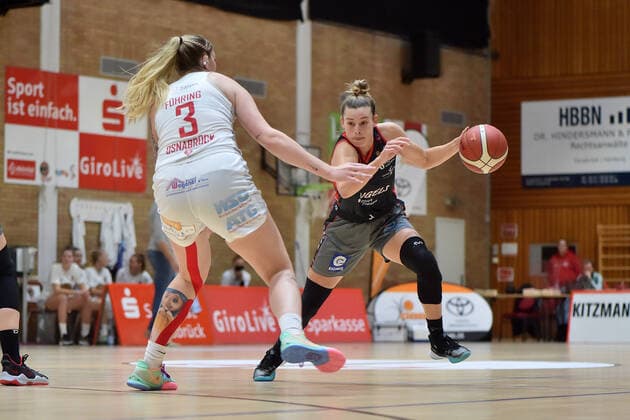 Basketball - DBBL - 04. Spieltag GiroLive Panthers Osnabrück - Eigner Angels Nördlingen am 10.10.2021 in der OSC Halle in Osnabrück Sami Hill (Noerdlingen) im Zweikampf gegen Samantha Fuehring (Osnabrueck)
