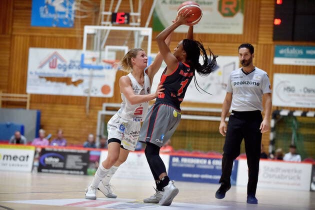 Basketball - DBBL - 04. Spieltag GiroLive Panthers Osnabrück - Eigner Angels Nördlingen am 10.10.2021 in der OSC Halle in Osnabrück Asha Thomas (Noerdlingen) im Zweikampf gegen Jenny Strozyk (Osnabrueck)