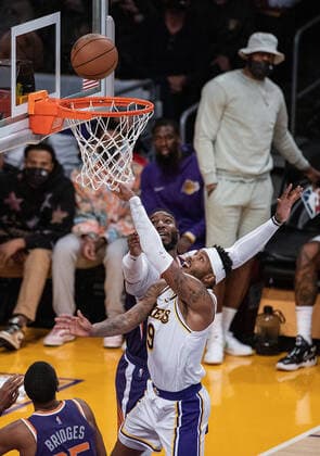 October 10, 2021, Los Angeles, California, USA: Kent Bazemore 9 of the Los Angeles Lakers puts up a layup during their pre-season NBA, Basketball Herren, USA game with the Phoenix Suns on Sunday October 10, 2021 at the Staples Center in Los Angeles, California. Lakers lose to Suns, 123-94. PI Los Angeles USA - ZUMAp124 20211010_zaa_p124_023 Copyright: xJAVIERxROJASx