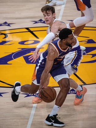 October 10, 2021, Los Angeles, California, USA: Mac McClung 37 of the Los Angeles Lakers defends against Elfrid Payton 2 of the Phoenix Suns during their pre-season NBA, Basketball Herren, USA game on Sunday October 10, 2021 at the Staples Center in Los Angeles, California. Lakers lose to Suns, 123-94. PI Los Angeles USA - ZUMAp124 20211010_zaa_p124_036 Copyright: xJAVIERxROJASx