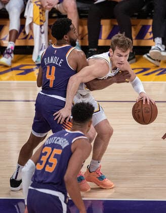 October 10, 2021, Los Angeles, California, USA: Mac McClung 37 of the Los Angeles Lakers is defended by Chasson Randle 4 of the Phoenix Suns during their pre-season NBA, Basketball Herren, USA game on Sunday October 10, 2021 at the Staples Center in Los Angeles, California. Lakers lose to Suns, 123-94. PI Los Angeles USA - ZUMAp124 20211010_zaa_p124_038 Copyright: xJAVIERxROJASx