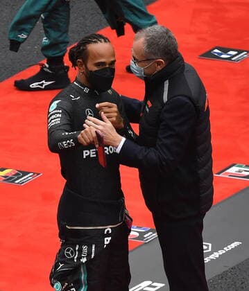 Formula 1 Turkish Grand Prix 2021 10.10.2021, Istanbul Park Circuit, Istanbul, Formula 1 Turkish Grand Prix 2021 ,im Bild Lewis Hamilton (GBR 44), Mercedes-AMG Petronas Formula One Team im Gespräch mit Formel 1 Chef Stefano Domenicali