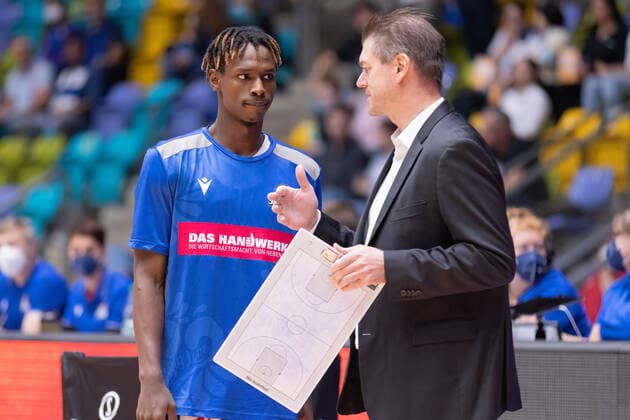 Fraport Skyliners - Hamburg Towers, easyCredit-BBL Brancou Badio (Fraport Skyliners, 8) im Gespräch mit Co-Trainer Klaus Perwas (Fraport Skyliners). Basketball-Spiel des easyCredit BBL zwischen den Fraport Skyliners und den Hamburg Towers am 10. Oktober 2021 in der Fraport-Arena in Frankfurt am Main., Frankfurt am Main Hessen Deutschland Fraport-Arena