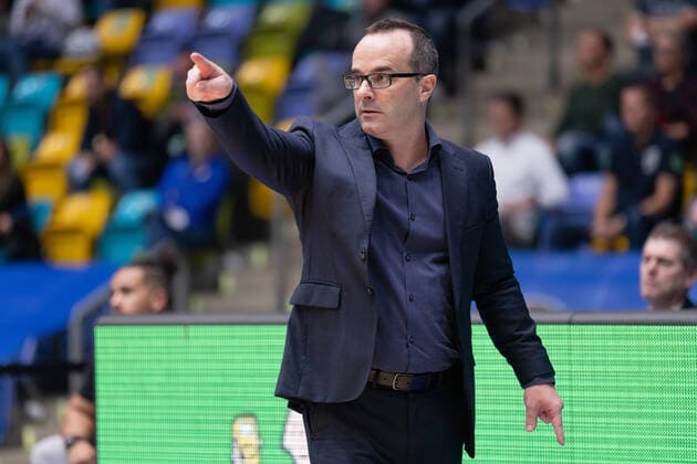 Fraport Skyliners - Hamburg Towers, easyCredit-BBL Head Coach Diego Ocampo (Fraport Skyliners). Basketball-Spiel des easyCredit BBL zwischen den Fraport Skyliners und den Hamburg Towers am 10. Oktober 2021 in der Fraport-Arena in Frankfurt am Main., Frankfurt am Main Hessen Deutschland Fraport-Arena
