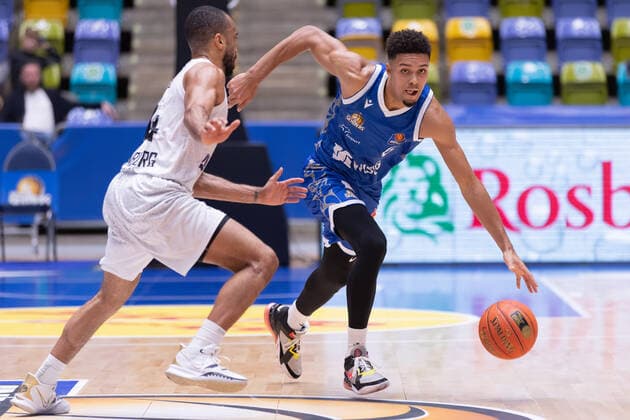 Fraport Skyliners - Hamburg Towers, easyCredit-BBL Len Adam Schoormann (Fraport Skyliners, 6) zieht an Jabril Durham (Hamburg Towers, 44) vorbei. Basketball-Spiel des easyCredit BBL zwischen den Fraport Skyliners und den Hamburg Towers am 10. Oktober 2021 in der Fraport-Arena in Frankfurt am Main., Frankfurt am Main Hessen Deutschland Fraport-Arena