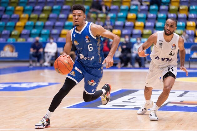 Fraport Skyliners - Hamburg Towers, easyCredit-BBL Len Adam Schoormann (Fraport Skyliners, 6) zieht an Jabril Durham (Hamburg Towers, 44) vorbei. Basketball-Spiel des easyCredit BBL zwischen den Fraport Skyliners und den Hamburg Towers am 10. Oktober 2021 in der Fraport-Arena in Frankfurt am Main., Frankfurt am Main Hessen Deutschland Fraport-Arena