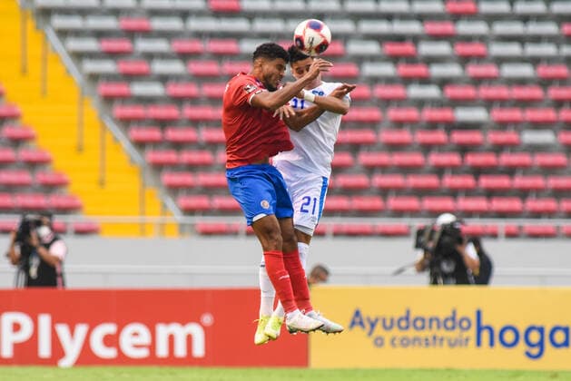 SAN JOSE, Costa Rica: Johan Venegas (L) and Bryan Tamacas (R) in action during the 2-1 Costa Rica victory over El Salvador in the Concacaf FIFA World Cup, WM, Weltmeisterschaft, Fussball Qualifiers on October 10, 2021, in San Jose, Costa Rica. San Jose San Jose Costa Rica Copyright: xJosexCamposxRojasx 0138179271st