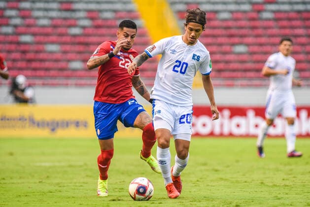 SAN JOSE, Costa Rica: Ronald Matarrita (L) and Enrico Duenas (R) in action during the 2-1 Costa Rica victory over El Salvador in the Concacaf FIFA World Cup, WM, Weltmeisterschaft, Fussball Qualifiers on October 10, 2021, in San Jose, Costa Rica. San Jose San Jose Costa Rica Copyright: xJosexCamposxRojasx 0138179274st