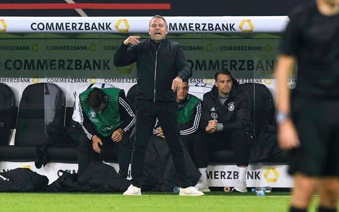 Fussball, Herren, Deutschland, Nationalmannschaft; WM Qualifikation, Gruppe J, Volksparkstadion Hamburg: Deutschland (weiss) - Rumänien (gelb) 2:1; Bundestrainer Hansi Flick (GER), Manuel Neuer (GER). Aktion DFB REGULATIONS PROHIBIT ANY USE OF PHOTOGRAPHS AS IMAGE SEQUENCES AND OR QUASI-VIDEO.