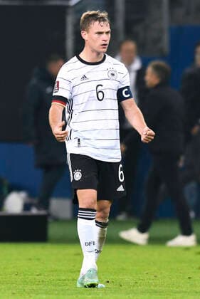 Fussball, Herren, Deutschland, Nationalmannschaft; WM Qualifikation, Gruppe J, Volksparkstadion Hamburg: Deutschland (weiss) - Rumänien (gelb) 2:1; Schlussjubel Joshua Kimmich (GER). Jubel, Freude, Aktion. DFB REGULATIONS PROHIBIT ANY USE OF PHOTOGRAPHS AS IMAGE SEQUENCES AND OR QUASI-VIDEO.