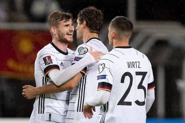 Bilder des Jahres 2021, Sport 10 Oktober Sport Themen der Woche KW41 Timo Werner (Deutschland 9), Thomas Mueller (Deutschland 13), Florian Wirtz (Deutschland 23) jubeln ueber das Tor, MKD, Nordmazedonien vs. Deutschland, 11.10.2021, WM-Quali Europa, Gruppe J, Spielzeit 2021 2022 DFB REGULATIONS PROHIBIT ANY USE OF PHOTOGRAPHS AS IMAGE SEQUENCES AND OR QUASI-VIDEO MKD, Nordmazedonien vs. Deutschland, 11.10.2021, WM-Quali Europa, Gruppe J, Spielzeit 2021 2022 Skopje *** Timo Werner Germany 9 , Thomas Mueller Germany 13 , Florian Wirtz Germany 23 cheer over goal, MKD, North Macedonia vs Germany, 11 10 2021, World Cup Quali Europe, Group J, Season 2021 2022 DFB REGULATES PROHIBIT ANY USE OF PHOTOGRAPHS AS IMAGE SEQUENCES AND OR QUASI VIDEO MKD, North Macedonia vs Germany, 11 10 2021, World Cup Quali Europe, Group J, Season 2021 2022 Skopje Copyright: xEIBNER NikolaxKrsticx EP_EER