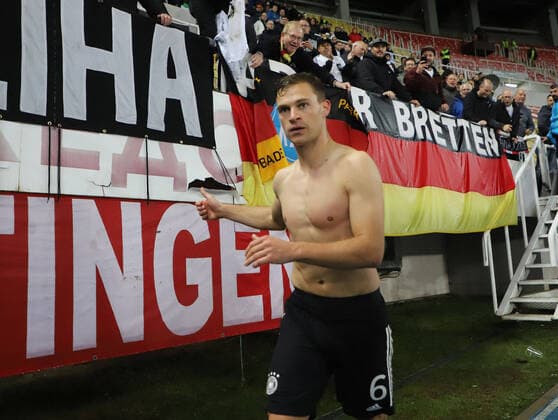 Fussball, Herren, Saison 2021 22, WM-Qualifikation (Gruppe J, 8. Spieltag) in Skopje, Nordmazedonien - Deutschland, Joshua Kimmich (Deutschland) bei den Fans, Jubel nach dem Abpfiff, 11.10. 2021, Copyright: xAleksandarxDjorovicx xMatthiasxKochx