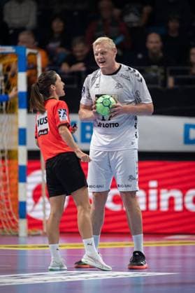 Handball Berlin 10.10.2021 Saison 2021 2022 1. Bundesliga HBL Füchse Berlin - THW Kiel Patrick Wiencek (Kiel, No.17) Schiedsrichterin Merz, Maike