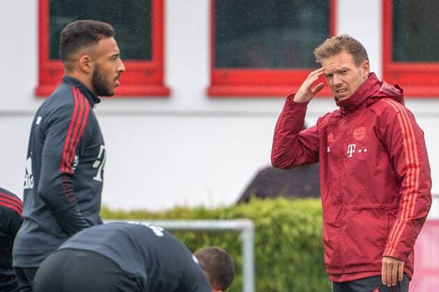 Corentin Tolisso 24 (FC Bayern Muenchen), Head coach Julian Nagelsmann (FC Bayern Muenchen), FC Bayern Muenchen Training, Saison 2021 2022 an der Saebenerstrasse. 12.10.2021 Muenchen Bayern Deutschland