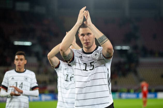 Niklas Suele (Deutschland 15) bedankt sich bei den Fans, MKD, Nordmazedonien vs. Deutschland, 11.10.2021, WM-Quali Europa, Gruppe J, Spielzeit 2021 2022 DFB REGULATIONS PROHIBIT ANY USE OF PHOTOGRAPHS AS IMAGE SEQUENCES AND OR QUASI-VIDEO MKD, Nordmazedonien vs. Deutschland, 11.10.2021, WM-Quali Europa, Gruppe J, Spielzeit 2021 2022 Skopje Copyright: xEIBNER NikolaxKrsticx EP_EER