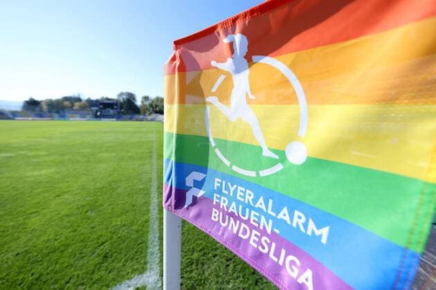 GER, 1.Bundesliga, Frauen, FC Carl Zeiss Jena - SC Freiburg 10.10.2021, Jena, Ernst-Abbe-Sportfeld, GER, Flyeralarm Frauen Bundesliga 1.Bundesliga, Frauen, Saison 2021 2022, 05.Spieltag, FC Carl Zeiss Jena vs SC Freiburg im Bild Eckfahne in Regenbogenfarben mit dem Logo der Flyeralarm Frauen-Bundesliga *** GER, 1 Bundesliga, Women, FC Carl Zeiss Jena SC Freiburg 10 10 2021, Jena, Ernst Abbe Sportfeld, GER, Flyeralarm Womens Bundesliga 1 Bundesliga, Women, Season 2021 2022, 05 Matchday, FC Carl Zeiss Jena vs SC Freiburg in picture corner flag in rainbow colours with the logo of the Flyeralarm Womens Bundesliga