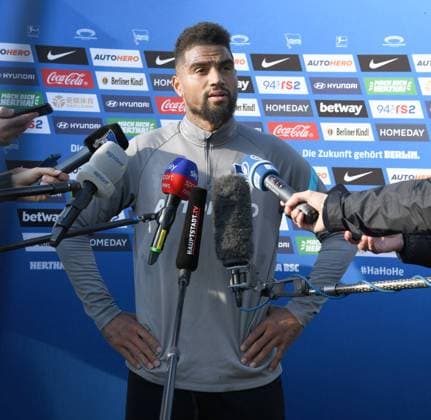 Sport Themen der Woche KW41 Sport Bilder des Tages Fussball, Herren, Saison 2021 2022, Hertha BSC, Training, Medienrunde mit Kevin-Prince Boateng (Hertha BSC), 12.10. 2021, *** Football, Men, 2021 2022 season, Hertha BSC, training, media round with Kevin Prince Boateng Hertha BSC , 12 10 2021, Copyright: xSebastianxRäppoldx xMatthiasxKochx