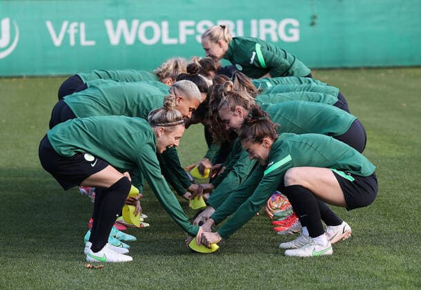 Sport Themen der Woche KW41 Sport Bilder des Tages VfL-Frauen Training vor Servette FC Chenois Fußball, Frauen, Saison 21 22, Champions League, Gruppenrunde, 2. Spieltag, VfL Wolfsburg vs Servette FC Chenois Feminin, Abschlusstraining des VfL vor dem Spiel, Bild zeigt: Übersicht Impression mit vorne Svenja Huth (VfL, 10) und Felicitas Rauch (Vfl, 13) Wolfsburg *** VfL Women Training before Servette FC Chenois Football, Women, Season 21 22, Champions League, Group Round, Matchday 2, VfL Wolfsburg vs Servette FC Chenois Feminin, Final Training of VfL before the match, Picture shows Overview Impression with front Svenja Huth VfL, 10 and Felicitas Rauch Vfl, 13 Wolfsburg