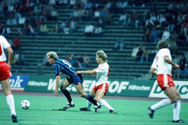 18.08.84 FC Bayern München - Inter Mailand Deutschland, München, 18.08.1984, Fussball, Testspiel, FC Bayern München - Inter Mailand: v.l. Karl-Heinz Rummenigge (Inter Mailand), Wolfgang Grobe (FC Bayern München). *** 18 08 84 FC Bayern Munich Inter Milan Germany, Munich, 18 08 1984, Football, Test match, FC Bayern Munich Inter Milan v l Karl Heinz Rummenigge Inter Milan , Wolfgang Grobe FC Bayern Munich