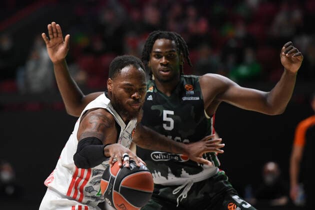 6670856 12.10.2021 UNICS Jarrell Brantley, right, and Bayern?s Deshaun Thomas struggle for a ball during the Euroleague Basketball regular championship match between UNICS Kazan and Bayern Munich, in Kazan, Russia s Republic of Tatarstan. Maksim Bogodvid Sputnik Russia Basketball Euroleague UNICS - Bayern  862b05c11ba13484