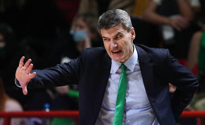 Sport Themen der Woche KW41 KAZAN, RUSSIA â€“ OCTOBER 12, 2021: UNICS Kazan s head coach Velimir Perasovic gestures in a 2021-22 Euroleague Regular Season Round 3 basketball match between UNICS Kazan and Bayern Munich at Kazan Basket Hall. Yegor Aleyev TASS  TS113F0C