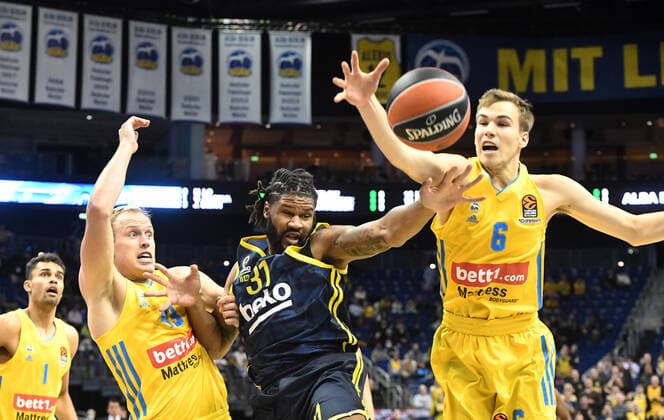 Basketball, Herren, Saison 2021 2022, Turkish Airlines EuroLeague (3. Spieltag), Alba Berlin - Fenerbahce Beko Istanbul, v. l. Luke Sikma (Alba Berlin), Devin Booker (Fenerbahce Istanbul), Malte Delow (Alba Berlin), 12.10. 2021, Copyright: xSebastianxRäppold MatthiasxKochx