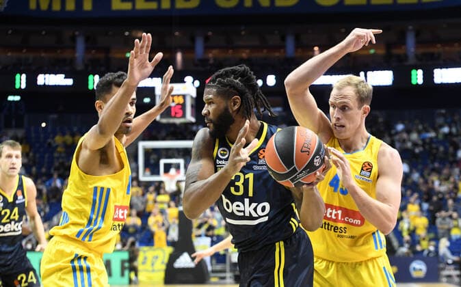 Basketball, Herren, Saison 2021 2022, Turkish Airlines EuroLeague (3. Spieltag), Alba Berlin - Fenerbahce Beko Istanbul, v. l. Oscar da Silva (Alba Berlin), Devin Booker (Fenerbahce Istanbul), Luke Sikma (Alba Berlin), 12.10. 2021, Copyright: xSebastianxRäppold MatthiasxKochx