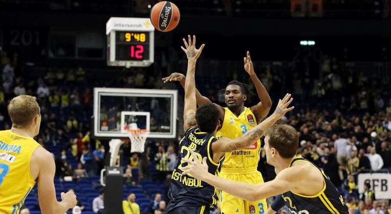Pierria Henry, Jaleen Smith, Jan Vesely Aktion Spielszene Zweikampf Basketball EuroLeague Herren Saison 2021 2022 12.10.2021 ALBA Berlin vs. Fenerbahce Istanbul