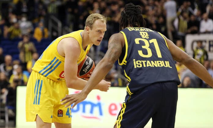 Luke Sikma, Devin Booker Aktion Spielszene Zweikampf Basketball EuroLeague Herren Saison 2021 2022 12.10.2021 ALBA Berlin vs. Fenerbahce Istanbul