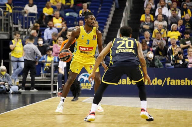 Jaleen Smith, Pierria Henry Aktion Spielszene Zweikampf Basketball EuroLeague Herren Saison 2021 2022 12.10.2021 ALBA Berlin vs. Fenerbahce Istanbul