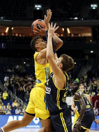 Oscar da Silva, Jan Vesely Aktion Spielszene Zweikampf Basketball EuroLeague Herren Saison 2021 2022 12.10.2021 ALBA Berlin vs. Fenerbahce Istanbul