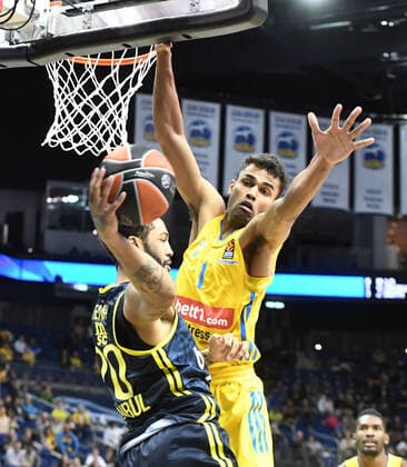 Basketball, Herren, Saison 2021 2022, Turkish Airlines EuroLeague (3. Spieltag), Alba Berlin - Fenerbahce Beko Istanbul, v. l. Pierria Henry (Fenerbahce Istanbul), Oscar da Silva (Alba Berlin), 12.10. 2021, Copyright: xSebastianxRäppold MatthiasxKochx