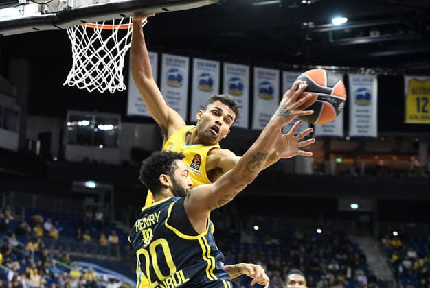 Basketball, Herren, Saison 2021 2022, Turkish Airlines EuroLeague (3. Spieltag), Alba Berlin - Fenerbahce Beko Istanbul, v. l. Pierria Henry (Fenerbahce Istanbul), Oscar da Silva (Alba Berlin), 12.10. 2021, Copyright: xSebastianxRäppold MatthiasxKochx