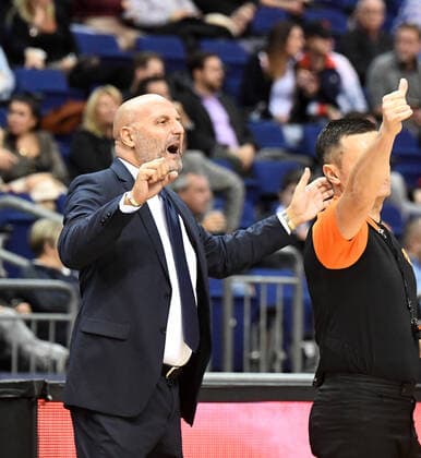 Basketball, Herren, Saison 2021 2022, Turkish Airlines EuroLeague (3. Spieltag), Alba Berlin - Fenerbahce Beko Istanbul, Trainer Sasa Djordjevic (Fenerbahce Istanbul), 12.10. 2021, Copyright: xSebastianxRäppold MatthiasxKochx