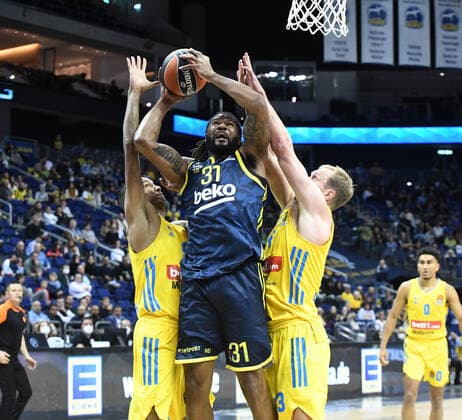 Basketball, Herren, Saison 2021 2022, Turkish Airlines EuroLeague (3. Spieltag), Alba Berlin - Fenerbahce Beko Istanbul, v. l. Louis Olinde (Alba Berlin), Devin Booker (Fenerbahce Istanbul), Luke Sikma (Alba Berlin), 12.10. 2021, Copyright: xSebastianxRäppold MatthiasxKochx