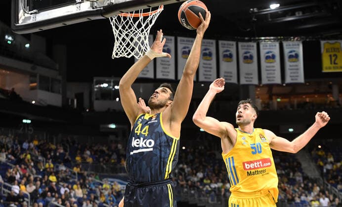 Basketball, Herren, Saison 2021 2022, Turkish Airlines EuroLeague (3. Spieltag), Alba Berlin - Fenerbahce Beko Istanbul, v. l. Ahmet Duverioglu (Fenerbahce Istanbul), Yovel Zoosman (Alba Berlin), 12.10. 2021, Copyright: xSebastianxRäppold MatthiasxKochx