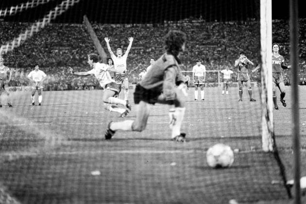 05.08.86 Olympique Marseille - AS Monaco Frankreich, Marseille, 05.08.1986, Fussball, Olympique Marseille - AS Monaco (3:1): Jean-Pierre Papin (Olympique Marseille) trifft Elfmeter zum 2:1 gegen Jean-Luc Ettori (AS Monaco).