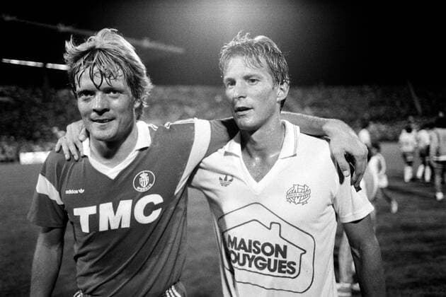 05.08.86 Olympique Marseille - AS Monaco Frankreich, Marseille, 05.08.1986, Fussball, Olympique Marseille - AS Monaco (3:1): v.l. Sören Lerby (AS Monaco), Karlheinz Förster (Olympique Marseille). *** 05 08 86 Olympique Marseille AS Monaco France, Marseille, 05 08 1986, Football, Olympique Marseille AS Monaco 3 1 v l Sören Lerby AS Monaco , Karlheinz Förster Olympique Marseille