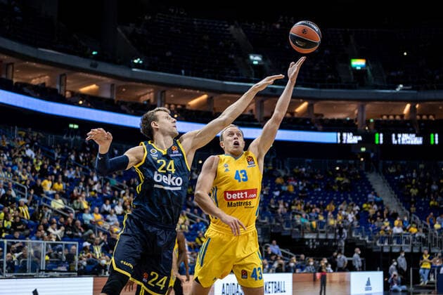 Basketball2Berlin 10.10.2021 Saison 2021 2022 EuroLeague Regular Season Alba Berlin - Fenerbahce Beko Istanbul Luke Sikma (Alba Berlin, No.43) Jan Vesely (Fenerbahce, No.24)