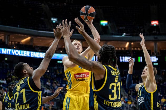 Basketball2Berlin 10.10.2021 Saison 2021 2022 EuroLeague Regular Season Alba Berlin - Fenerbahce Beko Istanbul Luke Sikma (Alba Berlin, No.43) Devin Booker (Fenerbahce, No.31) Dyshawn Pierre (Fenerbahce, No.21) Jan Vesely (Fenerbahce, No.24)