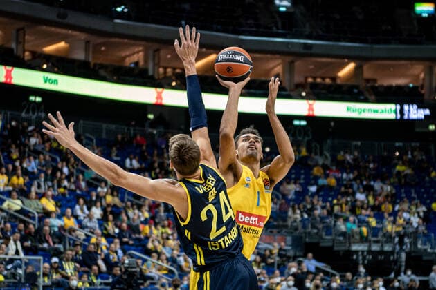 Basketball2Berlin 10.10.2021 Saison 2021 2022 EuroLeague Regular Season Alba Berlin - Fenerbahce Beko Istanbul Oscar Da Silva (Alba Berlin, No.01) Jan Vesely (Fenerbahce, No.24)