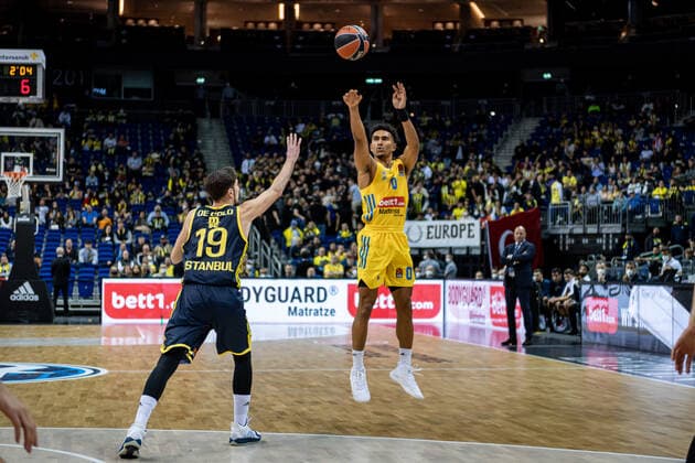 Basketball2Berlin 10.10.2021 Saison 2021 2022 EuroLeague Regular Season Alba Berlin - Fenerbahce Beko Istanbul Maodo Lo (Alba Berlin, No.00) Nando De Colo (Fenerbahce, No.19)