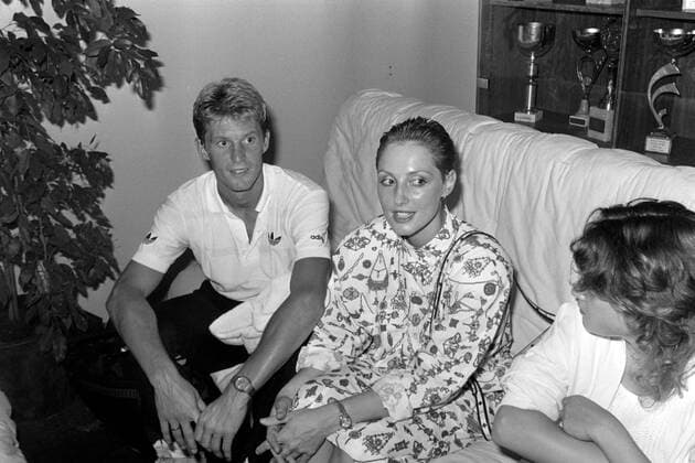 05.08.86 Olympique Marseille - AS Monaco Frankreich, Marseille, 05.08.1986, Fussball, Olympique Marseille - AS Monaco (3:1): Karlheinz Förster (Olympique Marseille) mit Frau Petra. *** 05 08 86 Olympique Marseille AS Monaco France, Marseille, 05 08 1986, Football, Olympique Marseille AS Monaco 3 1 Karlheinz Förster Olympique Marseille with wife Petra