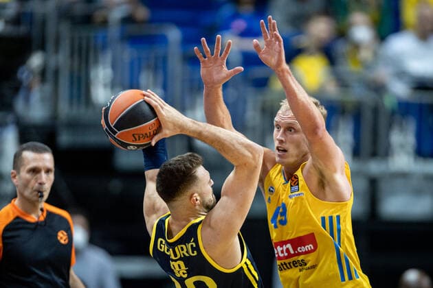 Basketball2Berlin 10.10.2021 Saison 2021 2022 EuroLeague Regular Season Alba Berlin - Fenerbahce Beko Istanbul Luke Sikma (Alba Berlin, No.43) Marko Guduric (Fenerbahce, No.23)