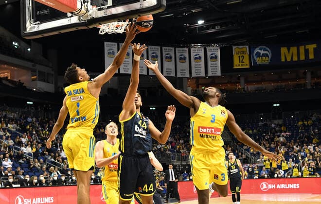 Basketball, Herren, Saison 2021 2022, Turkish Airlines EuroLeague (3. Spieltag), Alba Berlin - Fenerbahce Beko Istanbul, v. l. Oscar da Silva (Alba Berlin), Ahmet Duverioglu (Fenerbahce Istanbul), Jaleen Smith (Alba Berlin), 12.10. 2021, Copyright: xSebastianxRäppold MatthiasxKochx