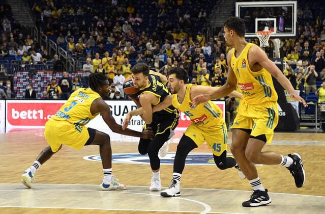 Basketball, Herren, Saison 2021 2022, Turkish Airlines EuroLeague (3. Spieltag), Alba Berlin - Fenerbahce Beko Istanbul, v. l. Jaleen Smith (Alba Berlin), Ismet Akpinar (Fenerbahce Istanbul), Tamir Blatt (Alba Berlin), Oscar da Silva (Alba Berlin), 12.10. 2021, Copyright: xSebastianxRäppold MatthiasxKochx