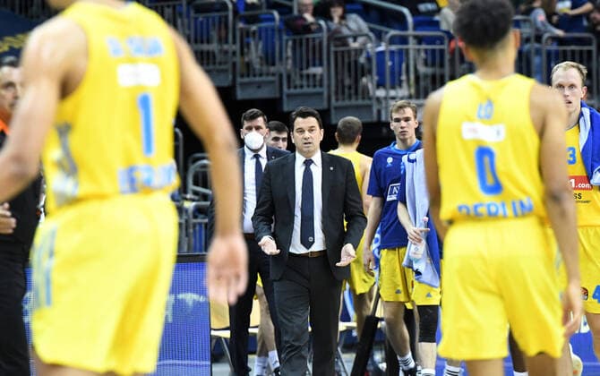Basketball, Herren, Saison 2021 2022, Turkish Airlines EuroLeague (3. Spieltag), Alba Berlin - Fenerbahce Beko Istanbul, v. l. Oscar da Silva (Alba Berlin), Trainer Israel Gonzalez (Alba Berlin), Maodo Lo (Alba Berlin), 12.10. 2021, Copyright: xSebastianxRäppold MatthiasxKochx