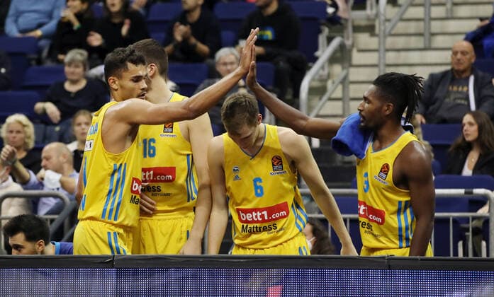 Oscar da Silva, Kresimir Nikic, Malte Delow, Jaleen Smith abklatschend Basketball EuroLeague Herren Saison 2021 2022 12.10.2021 ALBA Berlin vs. Fenerbahce Istanbul