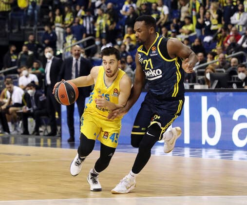 Tamir Blatt, Dyshawn Pierre Aktion Spielszene Zweikampf Basketball EuroLeague Herren Saison 2021 2022 12.10.2021 ALBA Berlin vs. Fenerbahce Istanbul