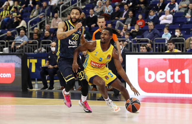 Pierria Henry, Jaleen Smith Aktion Spielszene Zweikampf Basketball EuroLeague Herren Saison 2021 2022 12.10.2021 ALBA Berlin vs. Fenerbahce Istanbul